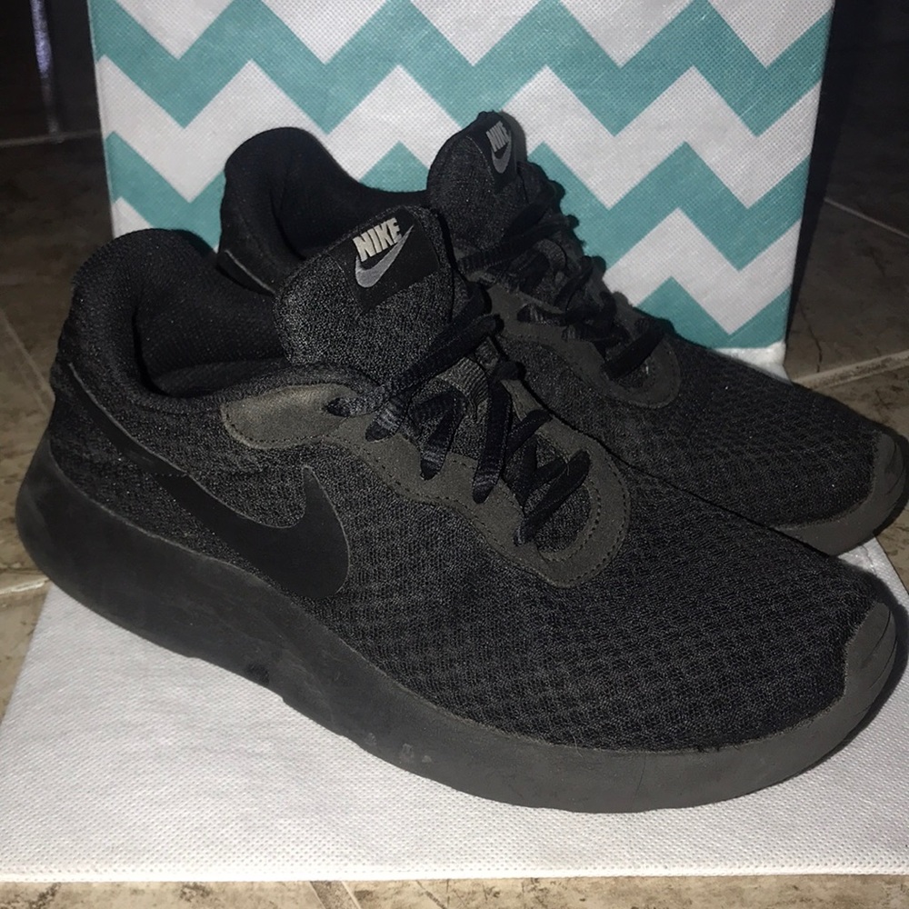 Nike tanjun shoes women